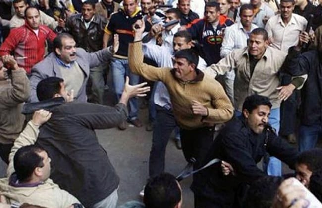 نجار يمزق عامل بـ "سلاح أبيض" بسبب فتاة