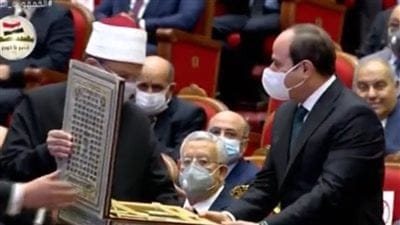 وزير الأوقاف يهدي السيسي سلسلة كتب "رؤية" لدعمه الدين الوسطي