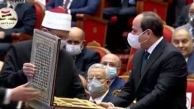 شاهد.. هدية شيخ الأزهر للرئيس السيسي بمناسبة الاحتفال بذكرى المولد النبوي