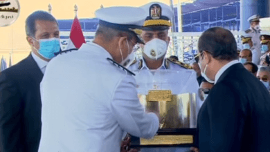 الرئيس السيسي يتسلم هدية تذكارية من رئيس أكاديمية الشرطة