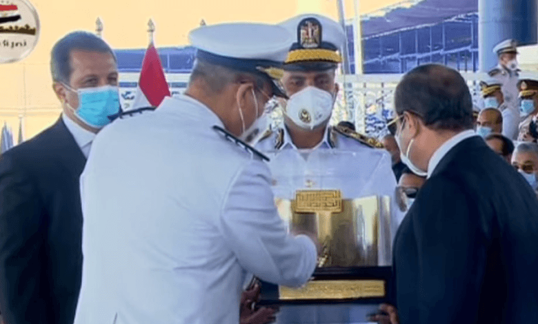 الرئيس السيسي يتسلم هدية تذكارية من رئيس أكاديمية الشرطة