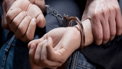 القبض على ميكانيكي انتحل شخصية طبيب و«ضرب» شهادة ماجستير