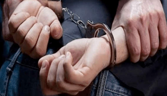 القبض على ميكانيكي انتحل شخصية طبيب و«ضرب» شهادة ماجستير