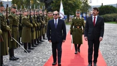 السيسي يضع إكليلا من الزهور على النصب التذكاري في العاصمة المجرية