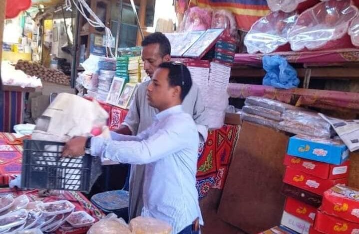 محافظ أسوان: إعدام طن حلوى المولد غير صالحة وسحب47 عينة لفحصها