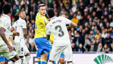 ريال مدريد يهزم قادش بثنائية ويطارد برشلونة على صدارة الليجا