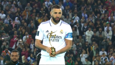 عادل الفرنسي كريم بنزيما، مهاجم ريال مدريد، رقما مميزا في تاريخ بطولة كأس العالم للأندية، بعد تسجيله هدف في شباك الهلال السعودي، خلال نهائي البطولة. وتوج ريال مدريد بلقب مونديال الأندية، للمرة الخامسة في تاريخه، بعد فوزه على الهلال، بنتيجة (5-3). وسجل بنزيما، هدف ريال مدريد الثالث في الدقيقة 54، بعد تمريرة عرضية رائعة من زميله البرازيلي فينيسيوس جونيور. وأصبح بنزيما، خامس لاعب يسجل في 3 نسخ مختلفة لبطولة كأس العالم للأندية، بعد البرتغالي كريستيانو رونالدو والأرجنتيني ليونيل ميسي والويلزي جاريث بيل والمصري حسين الشحات. وسجل بنزيما في نسخة 2016 (هدفين) في شباك كلوب أمريكا المكسيكي وكاشيما إنتلرز الياباني، كما سجل في شباك كروز أزول المكسيكي في نصف نهائي نسخة 2014.