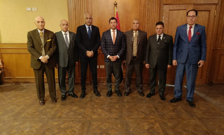 وزير الرياضة يجتمع مع لجنة الانضباط والقيم باتحاد الكرة بحضور علام