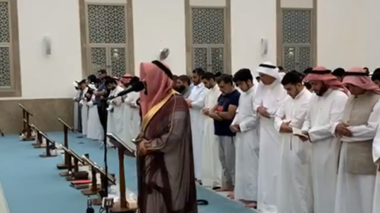 رجل يصرخ خلف الإمام خلال الصلاة في الكويت (فيديو)