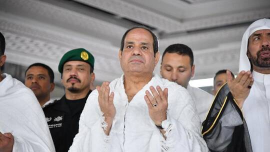 السيسي يتوجه إلى السعودية لأداء فريضة الحج
