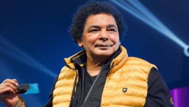 مصدر يكشف سبب "التغيرات المقلقة" في وجه محمد منير