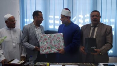 تكريم إبراهيم الفحام لحصوله على درجة الماجستير في مجال العلاقات العامة بجامعة العريش