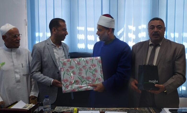تكريم إبراهيم الفحام لحصوله على درجة الماجستير في مجال العلاقات العامة بجامعة العريش