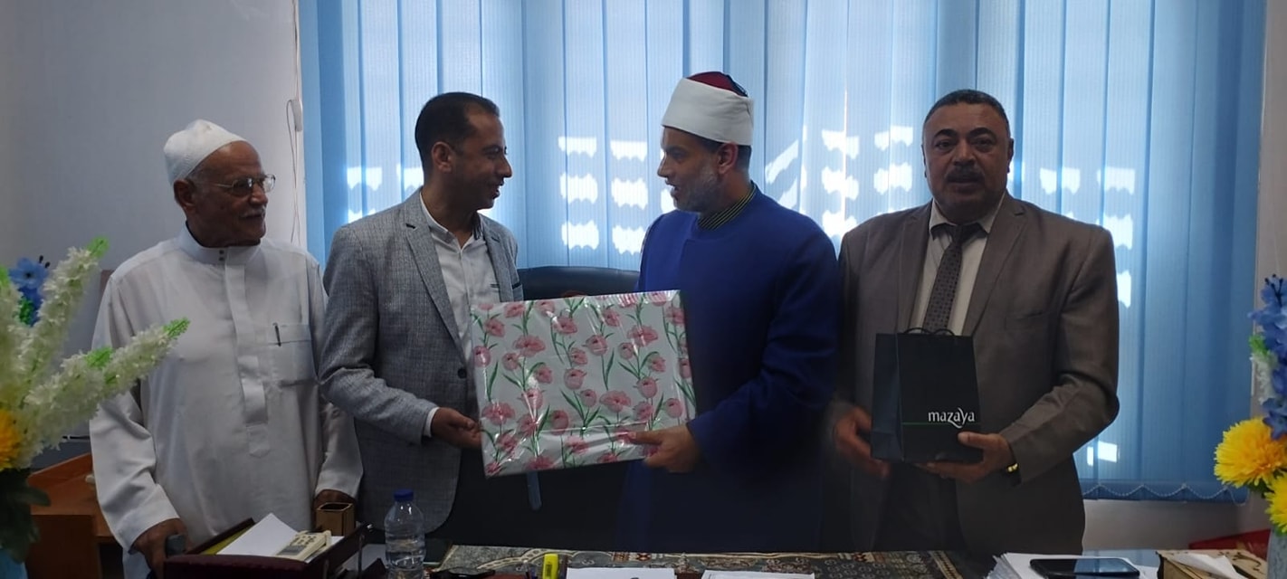 تكريم إبراهيم الفحام لحصوله على درجة الماجستير في مجال العلاقات العامة بجامعة العريش