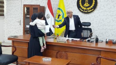محافظ شمال سيناء يستقبل المواطنين بمكتبه بالعريش
