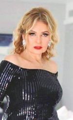 الفنانة يسرا