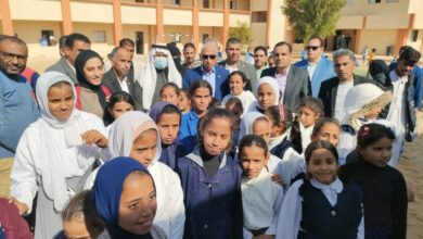 محافظ شمال سيناء يتفقد قرية الروضة ويلتقي بالأهالي