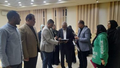 محافظ شمال سيناء يستقبل المواطنين بالقاعة الرئيسية للديوان العام