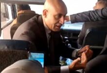 وزير التعليم يعقد جلسة حوارية مع الصحفيين داخل الأتوبيس