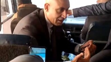 وزير التعليم يعقد جلسة حوارية مع الصحفيين داخل الأتوبيس