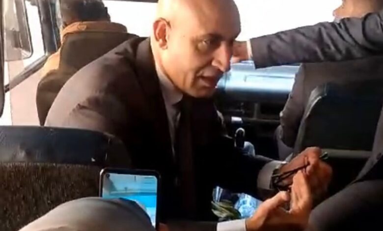 وزير التعليم يعقد جلسة حوارية مع الصحفيين داخل الأتوبيس