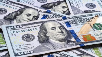 الدولار يرتفع هامشيًا قبيل خطاب رئيس الفيدرالي الأمريكي في «جاكسون هول»