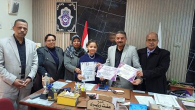 تكريم التلميذة "ألاء بلال" لحصولها على المركز الأول في التلميذ المثالي بقنا