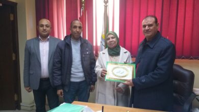 رئيس حي الهرم يكرم إيمان الفيومي لبلوغها سن التقاعد