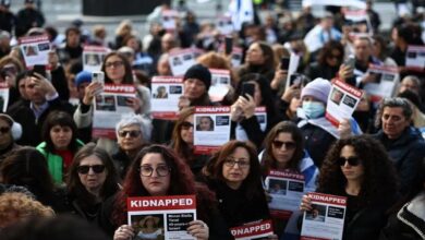 عائلات المحتجزين الإسرائيليين تطالب حكومتها بعدم تعريض اتفاق حماس للخطر