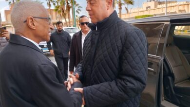 محافظ شمال سيناء يرافق سفير فلسطين لزيارة مستشفى العريش