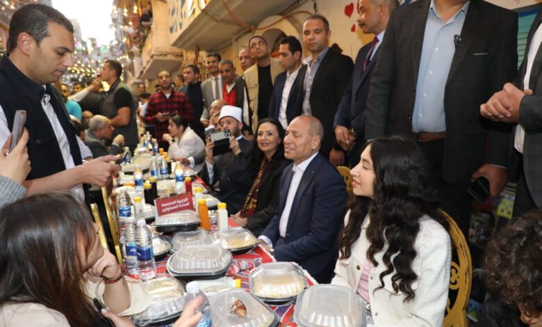 رمضان في مصر حاجة تانية.. محافظ القاهرة يشيد بالإفطار الجماعي الشعبي في المطرية