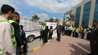 رئيس جامعة كفر الشيخ يهدي "1500 كرتونة صندوق تحيا مصر" لعمال الجامعة