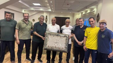 محافظ شمال سيناء يكرم مدير الصالة المغطاة لبلوغه سن المعاش