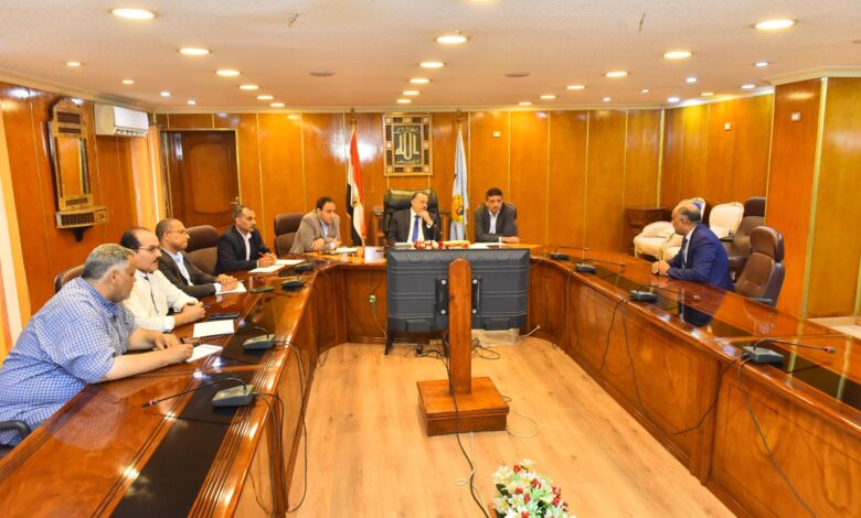 محافظ أسيوط يلتقي المرشحين للدورات التدريبية بسقارة ويؤكد: "بناء القدرات ركيزة أساسية لتحسين الأداء وتقديم خدمة أفضل للمواطنين"