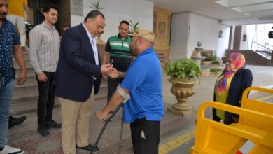 محافظ أسيوط يسلم تروسيكل لشخص من ذوي الإعاقة تلبية لطلبه