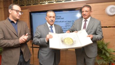 محافظ أسيوط يكرم السكرتير العام للمحافظة تقديرًا لجهوده وعطائه 