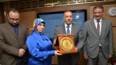 محافظ أسيوط يكرم رئيس حي غرب ومدير المشاركة المجتمعية تقديرًا لجهودهما