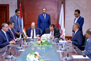 محافظ سوهاج يشهد توقيع بروتوكول تعاون مع البنك الأهلي المصري لتسويق الأصول الاستثمارية وتعظيم الاستفادة منها