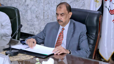 محافظ سوهاج يكلف بتكثيف حملات الرقابة لمتابعة مواقف السيارات والتزام السائقين بالتعريفة الجديدة