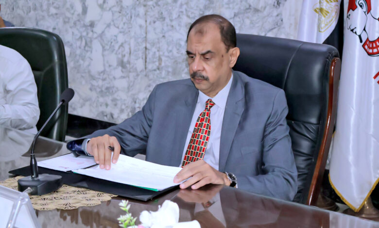 محافظ سوهاج يكلف بتكثيف حملات الرقابة لمتابعة مواقف السيارات والتزام السائقين بالتعريفة الجديدة