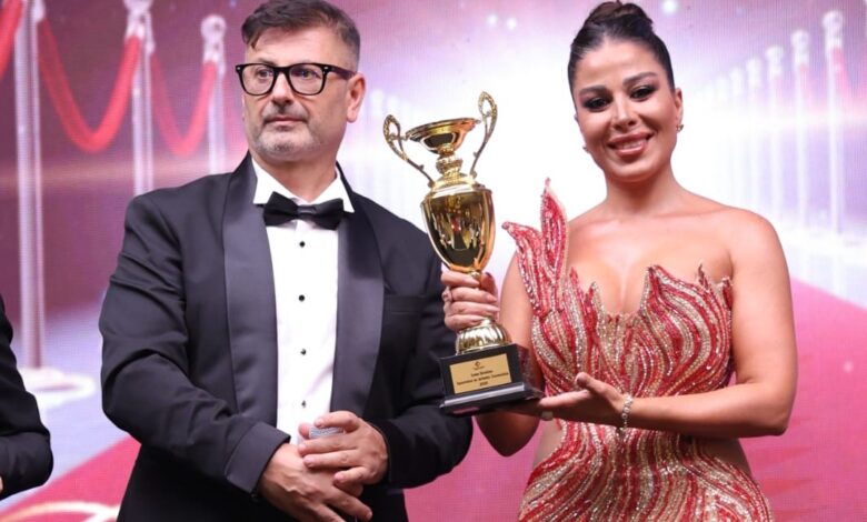 خبيرة التجميل العالمية لينا إبراهيم خلال التكريم