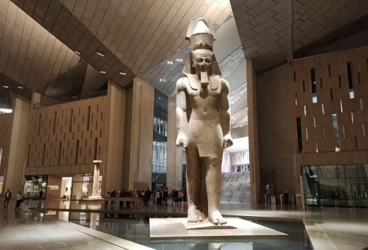 عملات وطوابع تذكارية تجسد عراقة المتحف المصري الكبير وفخامة افتتاحه