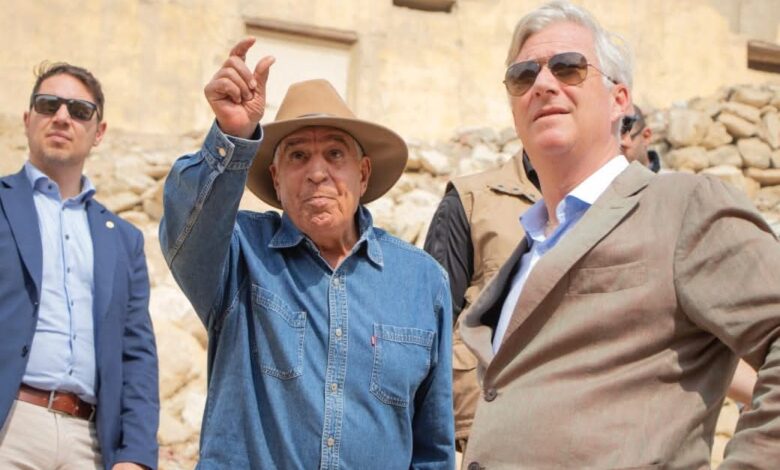 زاهي حواس يستقبل ملك بلجيكا بسقارة 