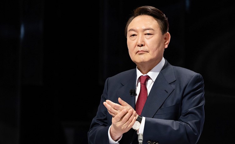 الرئيس الكوري الجنوبي السابق يون يمثل أمام فريق تحقيق في تهم فساد