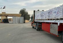 الهلال الأحمر المصري يسيّر القافلة 93 من «زاد العزة» محمّلة بإمدادات شتوية إلى غزة