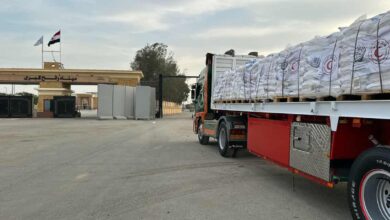 الهلال الأحمر المصري يسيّر القافلة 93 من «زاد العزة» محمّلة بإمدادات شتوية إلى غزة