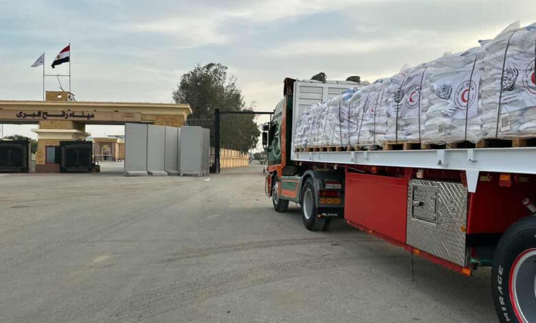 الهلال الأحمر المصري يسيّر القافلة 93 من «زاد العزة» محمّلة بإمدادات شتوية إلى غزة