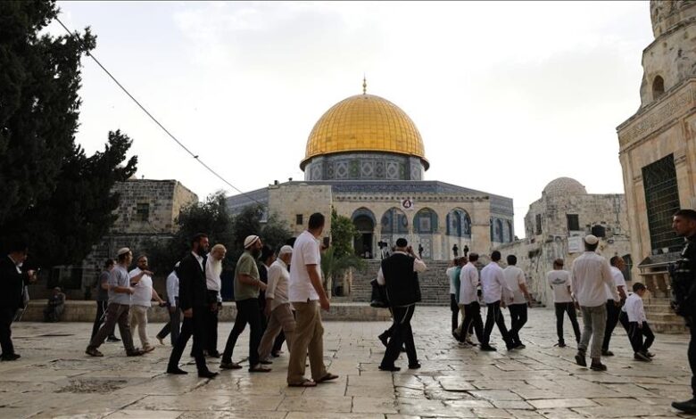 مستوطنون يقتحمون باحات المسجد الأقصى.. والاحتلال يعتقل 5 فلسطينيين ويواصل توسيع “المنطقة الصفراء” في غزة