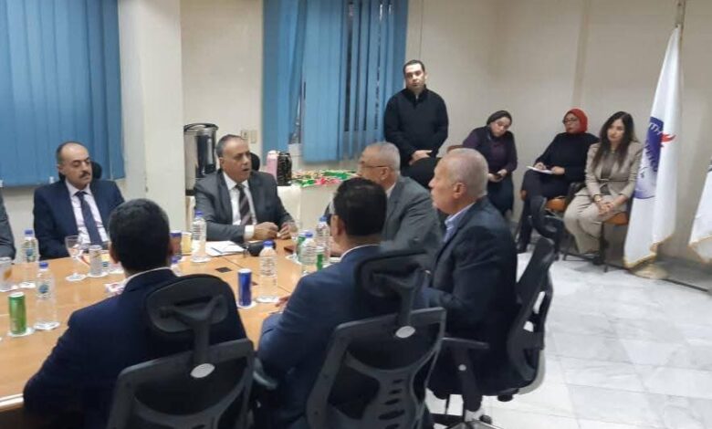 جنوب الضبعة تحفر 7 آبار خلال عامين لزيادة الإنتاج ودعم احتياطيات الغاز والمتكثفات أجرى المهندس صلاح عبد الكريم، الرئيس التنفيذي للهيئة المصرية العامة للبترول، زيارة ميدانية إلى مقر شركة جنوب الضبعة للبترول، يرافقه نواب الإنتاج والاستكشاف والاتفاقيات الجيولوجية، وذلك لمتابعة مستجدات الأنشطة ومؤشرات الأداء وخطط التطوير بمناطق عمل الشركة. وأكد عبد الكريم، خلال اجتماع مع قيادات الشركة، أن الوزارة والهيئة توليان أهمية كبيرة للجولات الميدانية واللقاءات المباشرة لما تمثله من آلية فعّالة لتبادل الرؤى وتسريع اتخاذ القرار، خاصة فيما يتعلق بزيادة معدلات الإنتاج ومتابعة تنفيذ محاور الاستراتيجية، مشددًا على ضرورة ترجمة نتائج هذه اللقاءات إلى خطوات تنفيذية واضحة ومؤشرات أداء قابلة للقياس. وأشار إلى الجهود المستمرة لتهيئة مناخ استثماري جاذب بقطاع البترول. مؤكدًا أن تحسين بيئة الاستثمار يسهم في تسريع أنشطة الإنتاج والاستكشاف وتشجيع الشركاء على زيادة استثماراتهم، بما يدعم الإنتاج المحلي ويقلل الاعتماد على الاستيراد، مع استمرار التنسيق والتعاون مع الشركاء الاستثماريين. وشدد الرئيس التنفيذي للهيئة على أن السلامة والصحة المهنية وحماية البيئة تمثل ركيزة أساسية في منظومة العمل، باعتبارها ثقافة مؤسسية متكاملة تضمن سلامة العاملين واستدامة العمليات الإنتاجية، مع أهمية دعم برامج التدريب والتوعية لتعزيز الالتزام بإجراءات الوقاية. من جانبهم، استعرض قيادات شركة جنوب الضبعة، برئاسة المهندس سيد بشندي رئيس الشركة، والمهندس طاهر عبد الرحيم المدير العام والعضو المنتدب، تطورات الأداء التشغيلي، مؤكدين الحفاظ على مستويات الإنتاج الحالية، مع خطة لزيادتها عبر حفر أربع آبار جديدة خلال العام المالي 2025/2026، وثلاث آبار خلال 2026/2027، من بينها بئران استكشافيتان لاستكشاف وجود الهيدروكربون في الطبقات العميقة. كما أشاروا إلى النجاحات المحققة في الإنتاج من طبقات A/B RWASH F وMASJED في آبار منطقتي حليف وجنوب الضبعة 9، ومشروعات زيادة إنتاج الغاز والمتكثفات، واستغلال التسهيلات المتاحة بشركة بدرالدين للبترول، ونجاح المرحلة الأولى من مشروع جنوب غرب العلمين، مع الاستعداد لإدخال آبار المرحلة الثانية بطاقة 15 مليون قدم مكعب غاز يوميًا ونحو 200 برميل متكثفات خلال يناير 2026، للوصول بالإنتاج إلى 30 مليون قدم مكعب غاز و500 برميل متكثفات يوميًا. وشهد اللقاء مناقشات موسعة حول التحديات الفنية والتشغيلية وآليات توفير الدعم اللازم لتجاوزها، وتعظيم الاستفادة من الإمكانات المتاحة لتحقيق أفضل نتائج إنتاجية وعائد اقتصادي مستدام.