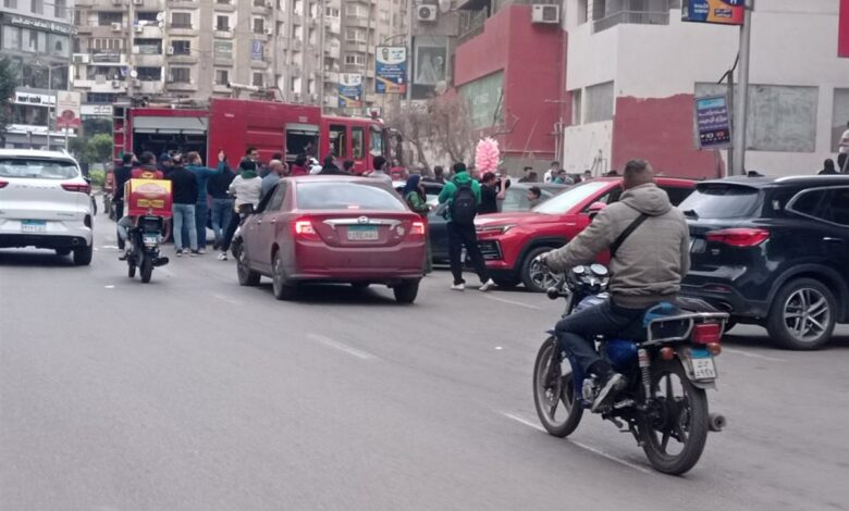 السيطرة على حريق مفاجئ داخل محل ملابس بالمهندسين